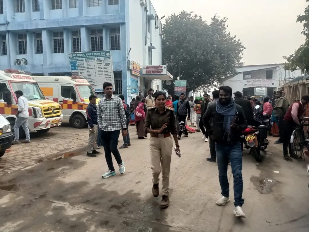 रामपुर चौरम में पुरानी दीवार गिरने से 1 की मौत, 4-5 घायल; अरवल पुलिस ने किया अस्पताल निरीक्षण